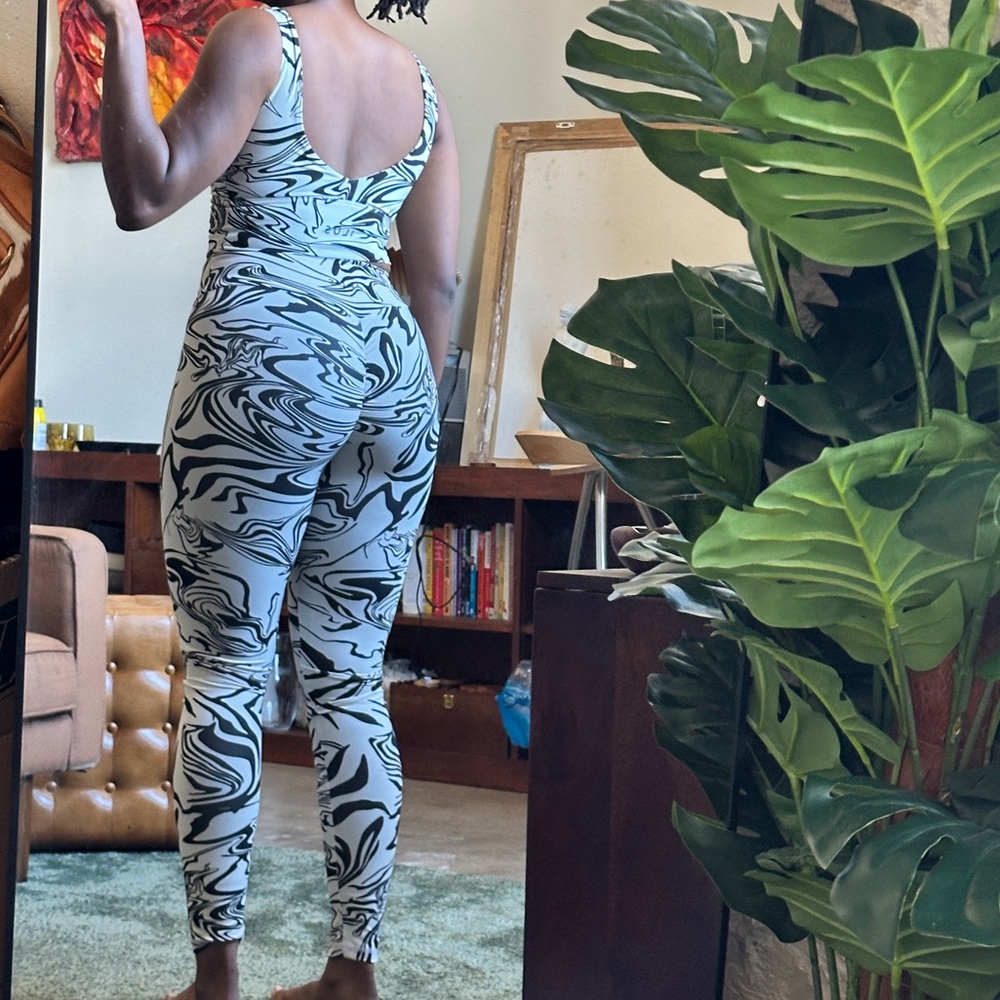 Women’s Marble Print Workout Set (XS Top, M Leggings) - Picture 4 of 8